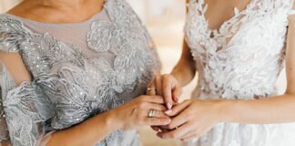 Мать невесты пришла на свадьбу в белом платье и была обругана в сети: Явления: Ценности: Lenta.ru